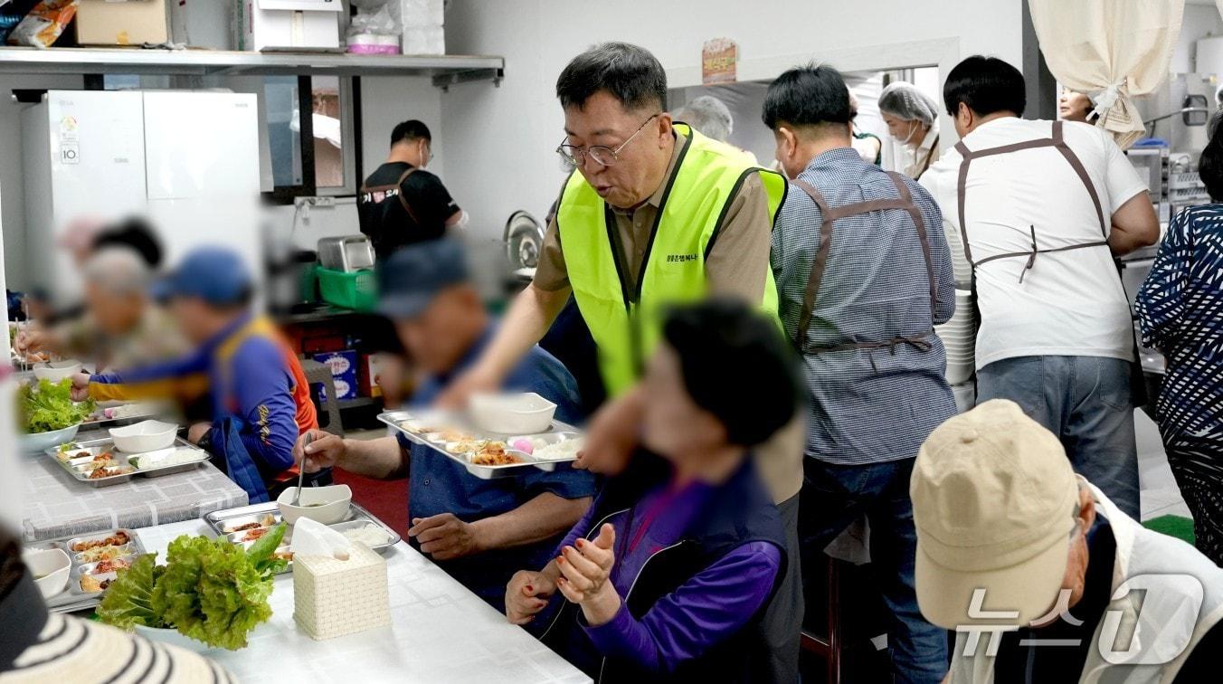 본문 이미지 - 이상천 제천시장 당선인은 취임 하루 전 '천원의 밥상' 현장을 찾았다. (인수위 제공. 재판매 및 DB금지) ⓒ 뉴스1 