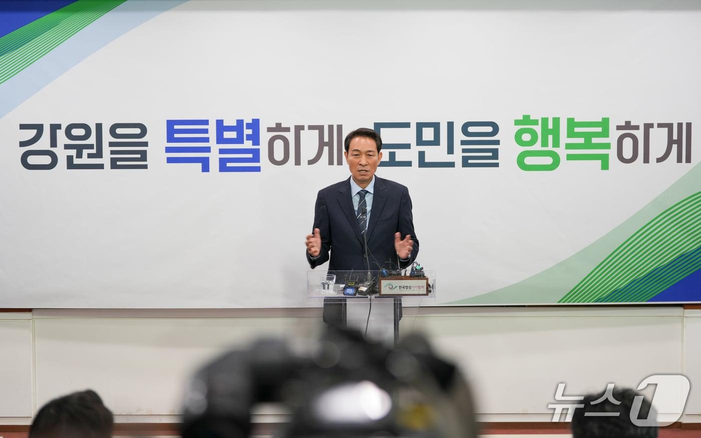 본문 이미지 - 우상호 강원도지사 당선인이 30일 도청 브리핑룸에서 기자간담회를 열고 AI 데이터센터와 관련해 발언하고 있다.(강원도 제공. 재판매 및 DB금지)/뉴스1