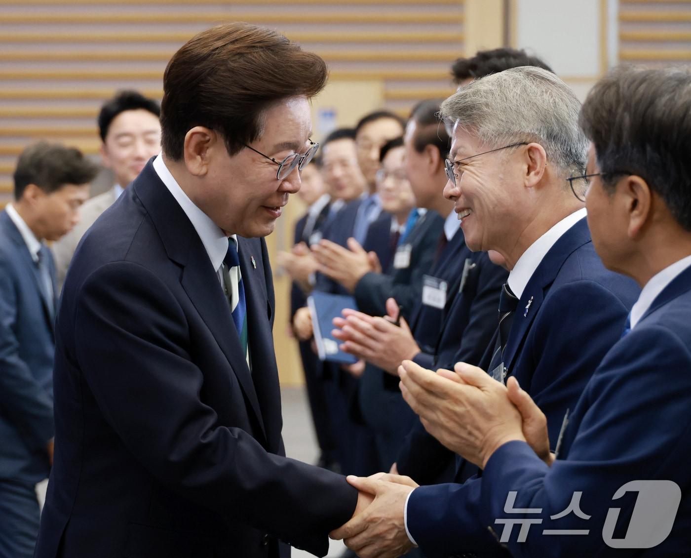 본문 이미지 - 이재명 대통령이 30일 광주 김대중 컨벤션센터에서 열린 서남권 첨단산업 발전비전 국민보고회에서 민형배 전남광주통합특별시장 당선인과 인사하고 있다. (청와대통신사진기자단) 2026.6.30 ⓒ 뉴스1 이재명 기자