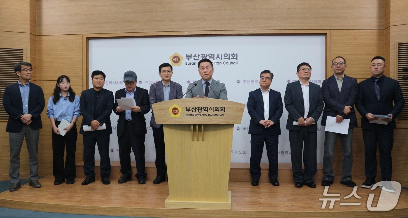 본문 이미지 - 전재수 부산시장 당선인의 인수위원회인 '다시 뛰는 부산 위원회'가 30일 부산시의회 브리핑룸에서 인수위 활동 결과와 민선 9기 시정 청사진을 발표하고 있다.2026.6.30 ⓒ 뉴스1 이주현 기자