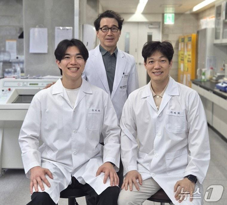 본문 이미지 - 한의과대학 손창규·이진석 교수 연구팀은 치료저항성 우울증의 핵심 병인으로 뇌 면역세포 유래 염증성 신경세포 사멸 기전을 규명하고, 이를 조절하는 후보물질 '토맨토신'(Tomentosin)의 치료 가능성을 확인했다.(대전대 제공. 재판매 및 DB 금지)