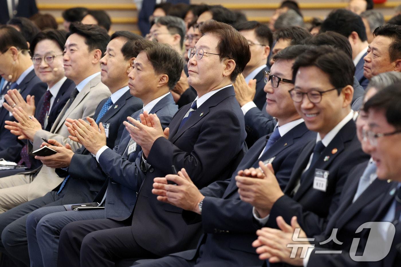 본문 이미지 - 이재명 대통령이 30일 광주 김대중 컨벤션센터에서 열린 서남권 첨단산업 발전비전 국민보고회에서 박수를 치고 있다. (청와대통신사진기자단) 2026.6.30 ⓒ 뉴스1 이재명 기자
