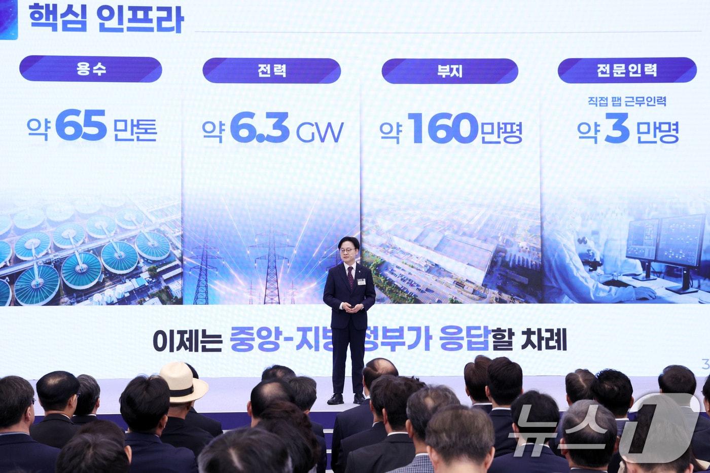 본문 이미지 - 김정관 산업통상부 장관이 30일 광주 김대중 컨벤션센터에서 열린 서남권 첨단산업 발전비전 국민보고회에서 서남권 첨단산업 육성 전략 정부 지원방안을 발표하고 있다. (청와대통신사진기자단) 2026.6.30 ⓒ 뉴스1 이재명 기자