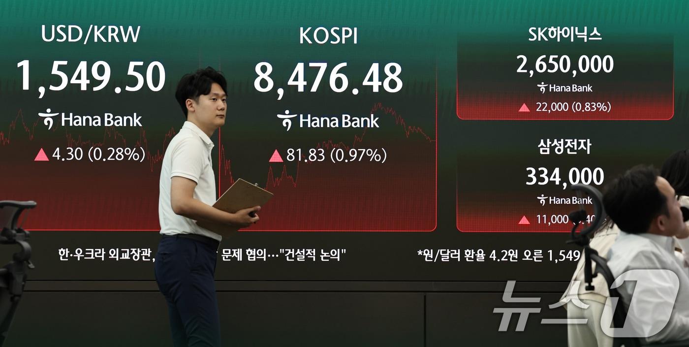 본문 이미지 - 30일 서울 중구 하나은행 딜링룸 전광판을 통해 코스피와 원달러환율 등 시황이 송출되고 있다. 2026.6.30 ⓒ 뉴스1 구윤성 기자