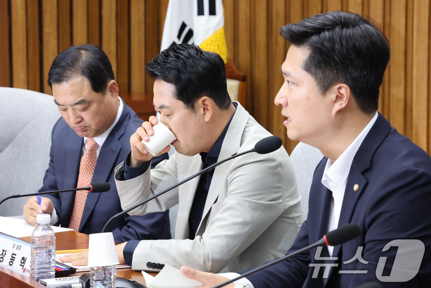 본문 이미지 - 장동혁 국민의힘 대표가 지난 달 30일 서울 여의도 국회에서 열린 6.3 지방선거 참정권 박탈 사태 청년·대학생 시국 대토론회에서 친한계인 우재준 최고위원의 발언을 들으며 목을 축이고 있다. 2026.6.30 ⓒ 뉴스1 신웅수 기자