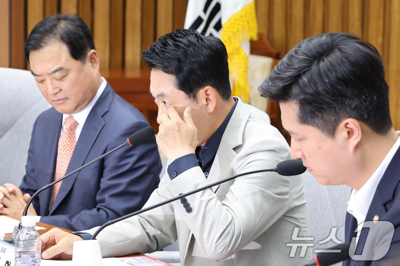 본문 이미지 - 장동혁 국민의힘 대표가 30일 서울 여의도 국회에서 열린 6.3 지방선거 참정권 박탈 사태 청년·대학생 시국 대토론회에서 생각에 잠겨 있다. 2026.6.30 ⓒ 뉴스1 신웅수 기자