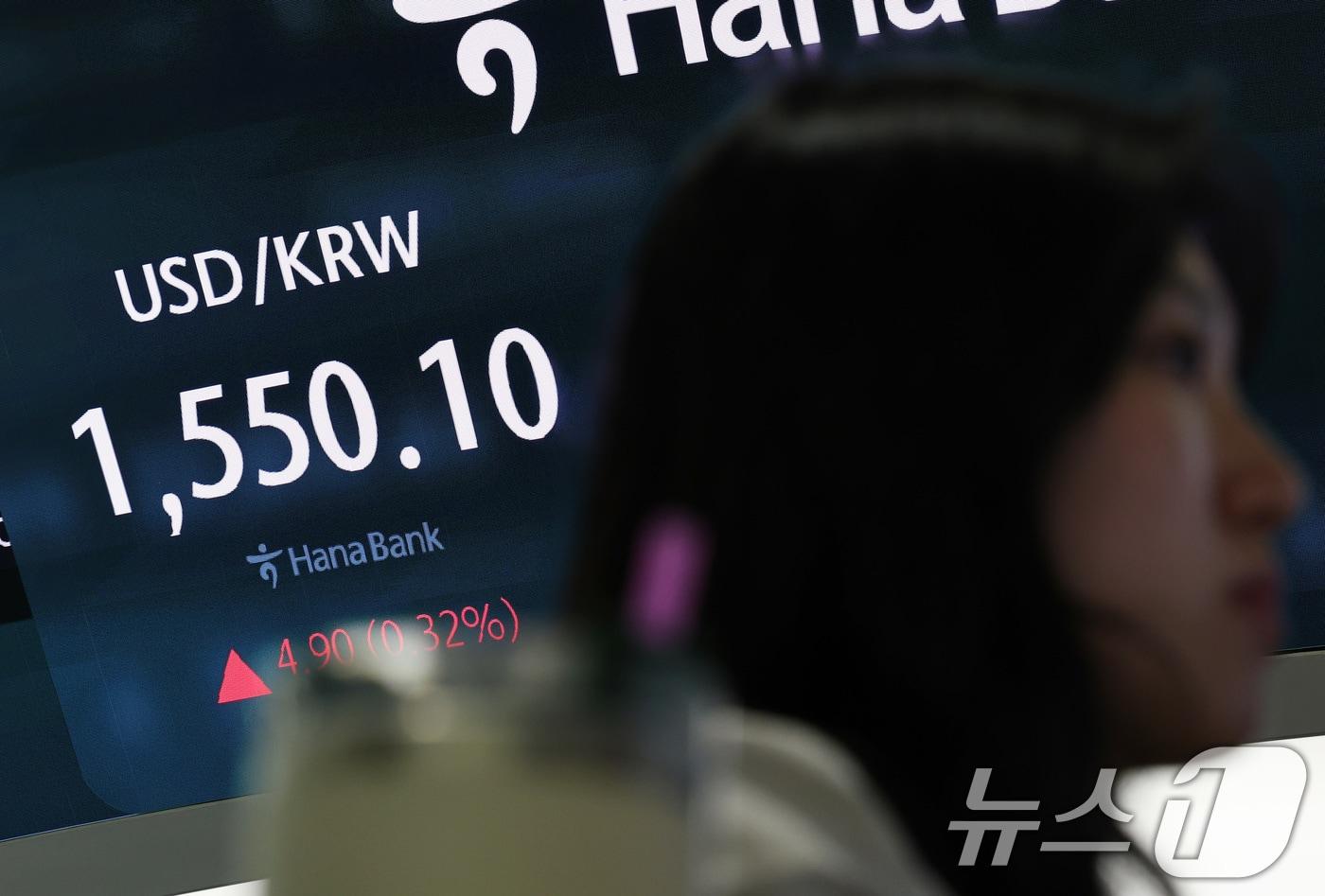 본문 이미지 - 30일 서울 중구 하나은행 딜링룸 전광판에 원달러환율 시황이 1550.1원을 나타내고 있다. 2026.6.30 ⓒ 뉴스1 구윤성 기자