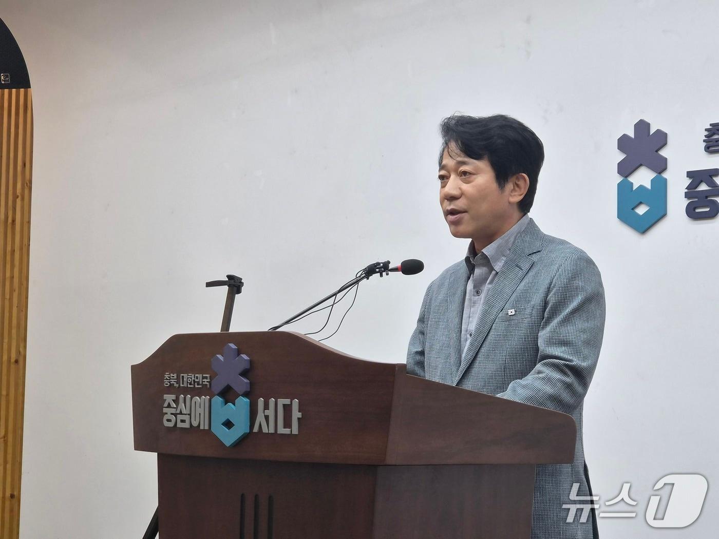 본문 이미지 - 이강일 충북도지사직 인수위원장이 30일 도청 브리핑룸에서 기자회견을 하고 있다. 2026.6.30/뉴스1