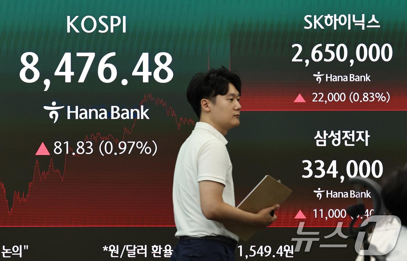 본문 이미지 - 30일 서울 중구 하나은행 딜링룸 전광판을 통해 코스피와 SK하이닉스, 삼성전자 종가가 송출되고 있다. 2026.6.30 ⓒ 뉴스1 구윤성 기자