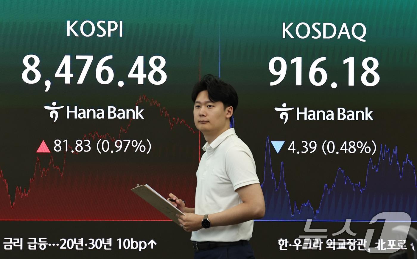 본문 이미지 - 30일 서울 중구 하나은행 딜링룸 전광판을 통해 코스피와 코스닥 종가와 원달러환율 등 시황이 송출되고 있다. 2026.6.30 ⓒ 뉴스1 구윤성 기자