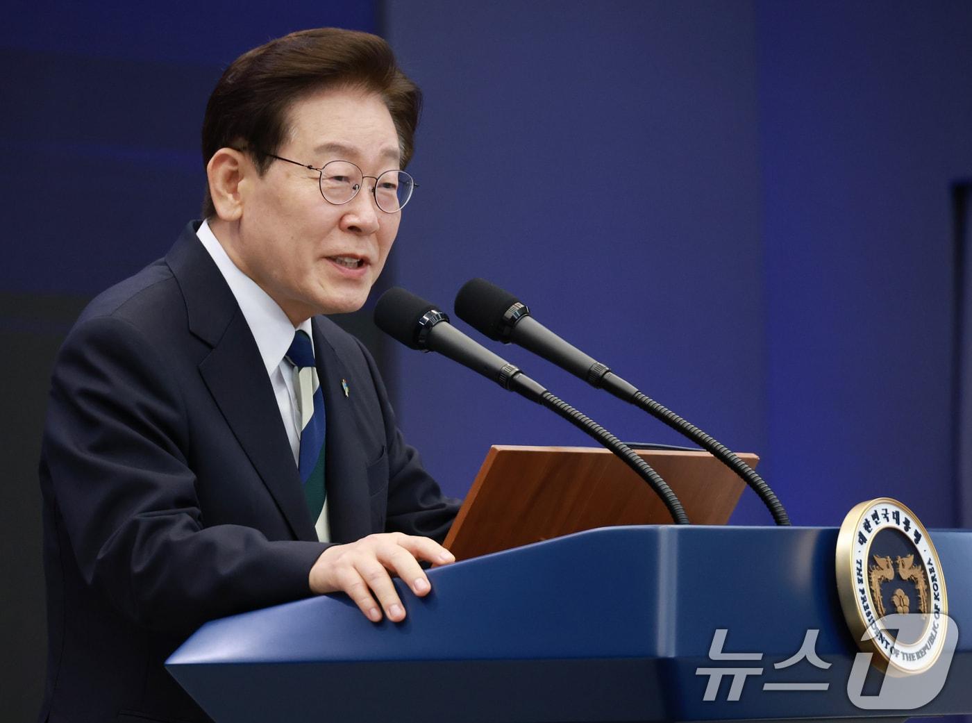 본문 이미지 - 이재명 대통령이 30일 광주 김대중 컨벤션센터에서 열린 서남권 첨단산업 발전비전 국민보고회에서 축사를 하고 있다. (청와대통신사진기자단) 2026.6.30 ⓒ 뉴스1 이재명 기자