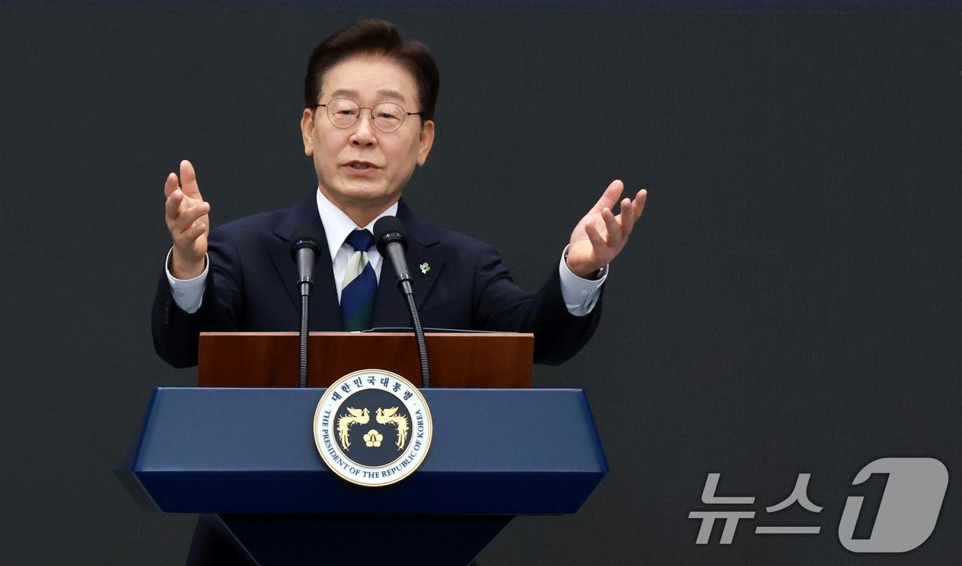 본문 이미지 - 이재명 대통령이 30일 광주 김대중 컨벤션센터에서 열린 서남권 첨단산업 발전비전 국민보고회에서 축사를 하고 있다. (청와대통신사진기자단) 2026.6.30 ⓒ 뉴스1 이재명 기자