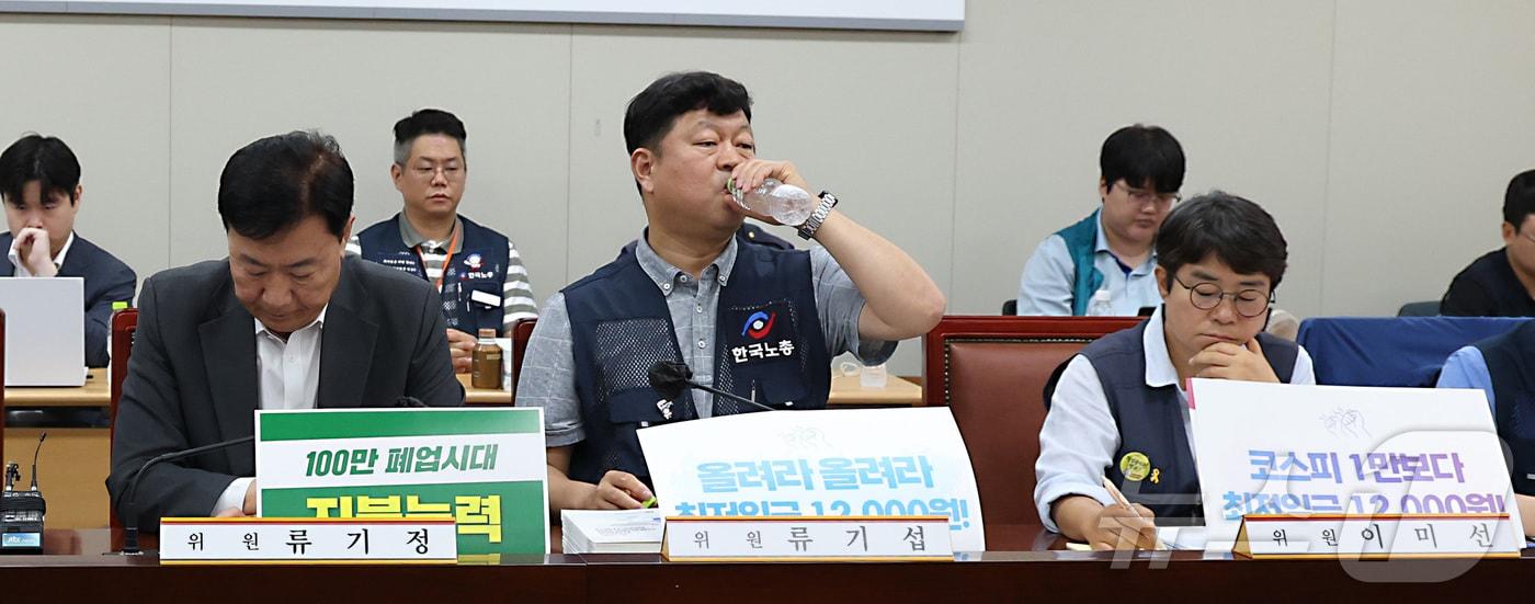 본문 이미지 - 2027년도 최저임금 심의 법정시한을 넘긴 30일 노사위원들이 세종시 정부세종청사 최저임금위원회에서 열린 2027년도 최저임금위원회 10차 전원회의에 참석하여 발언을 듣고 있다. 2026.6.30 ⓒ 뉴스1 김기남 기자