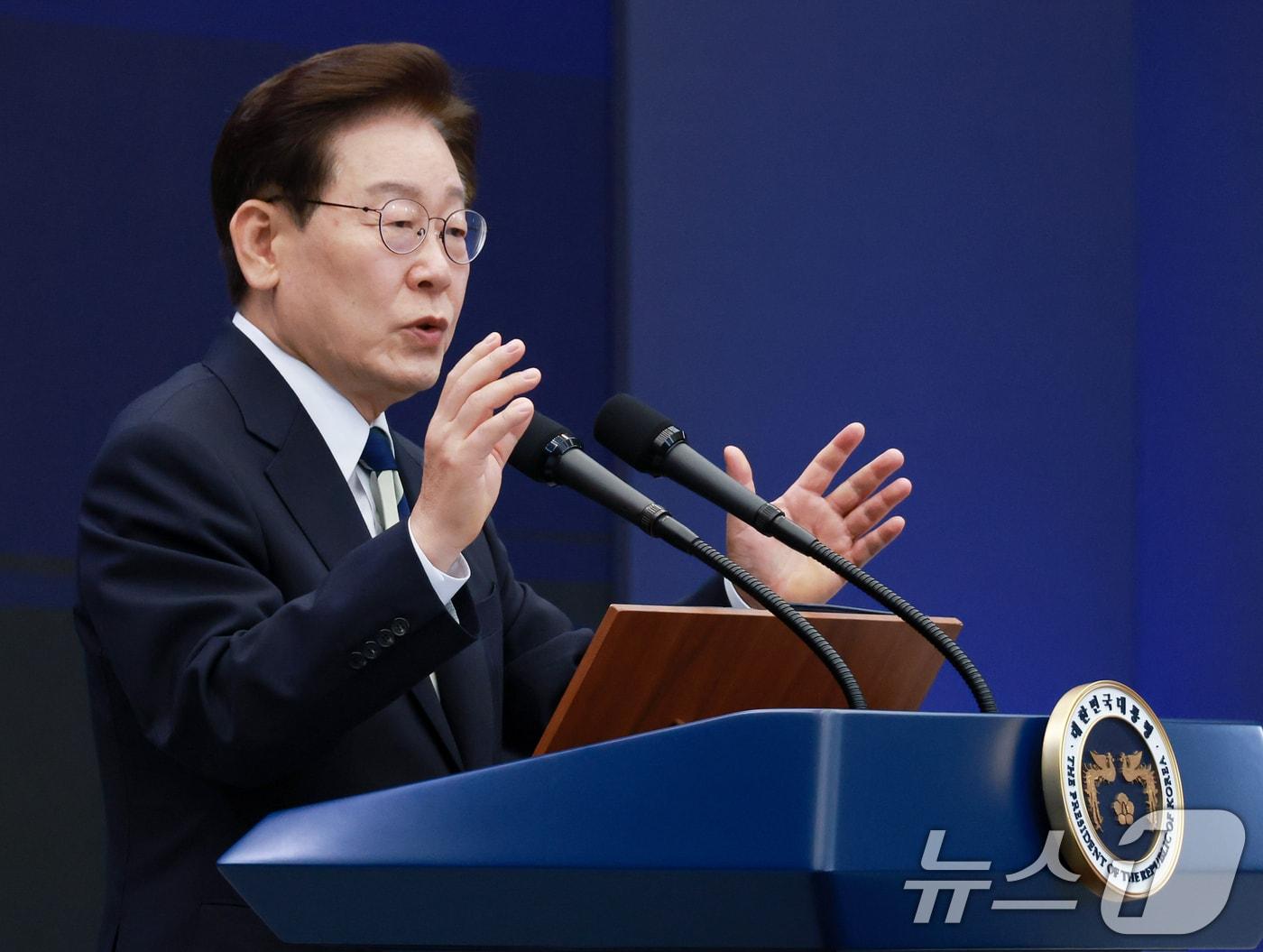 본문 이미지 - 이재명 대통령이 30일 광주 김대중 컨벤션센터에서 열린 서남권 첨단산업 발전비전 국민보고회에서 축사를 하고 있다. (청와대통신사진기자단) 2026.6.30 ⓒ 뉴스1 이재명 기자