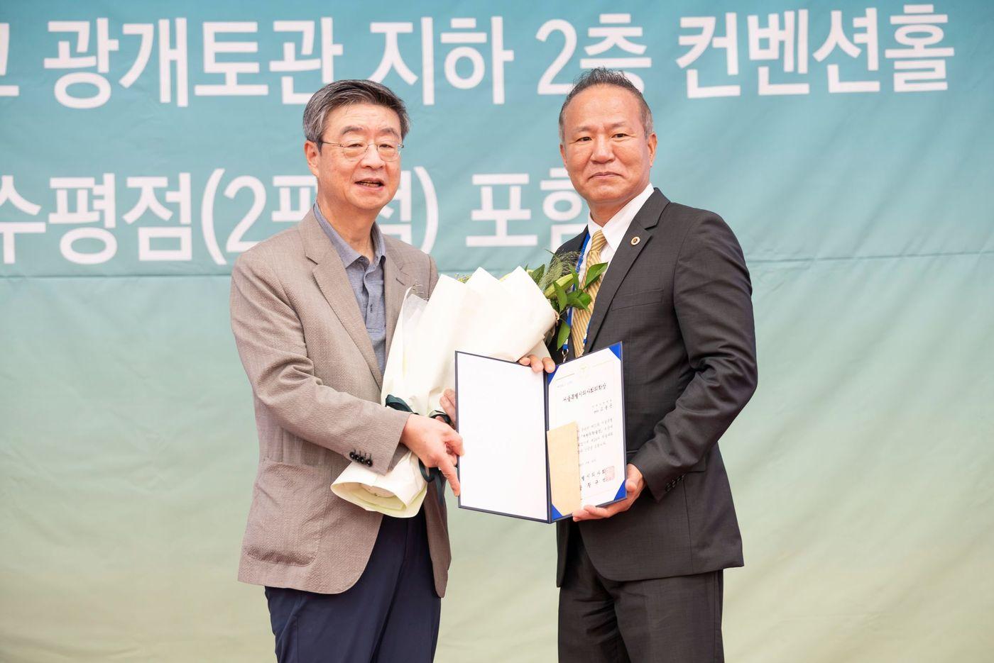 본문 이미지 - 고용곤 연세사랑병원 병원장(왼쪽)이 서울특별시의사회의학상을 수상하고 있다.(연세사랑병원 제공)