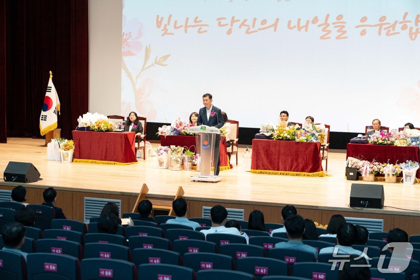 본문 이미지 - 김상영 제21대 강릉부시장이 30일 시청 대강당에서 열린 퇴임식에서 공직 후배들에게 인사말을 전하고 있다.(강릉시 제공, 재판매 및 DB 금지) 2026.6.30/뉴스1