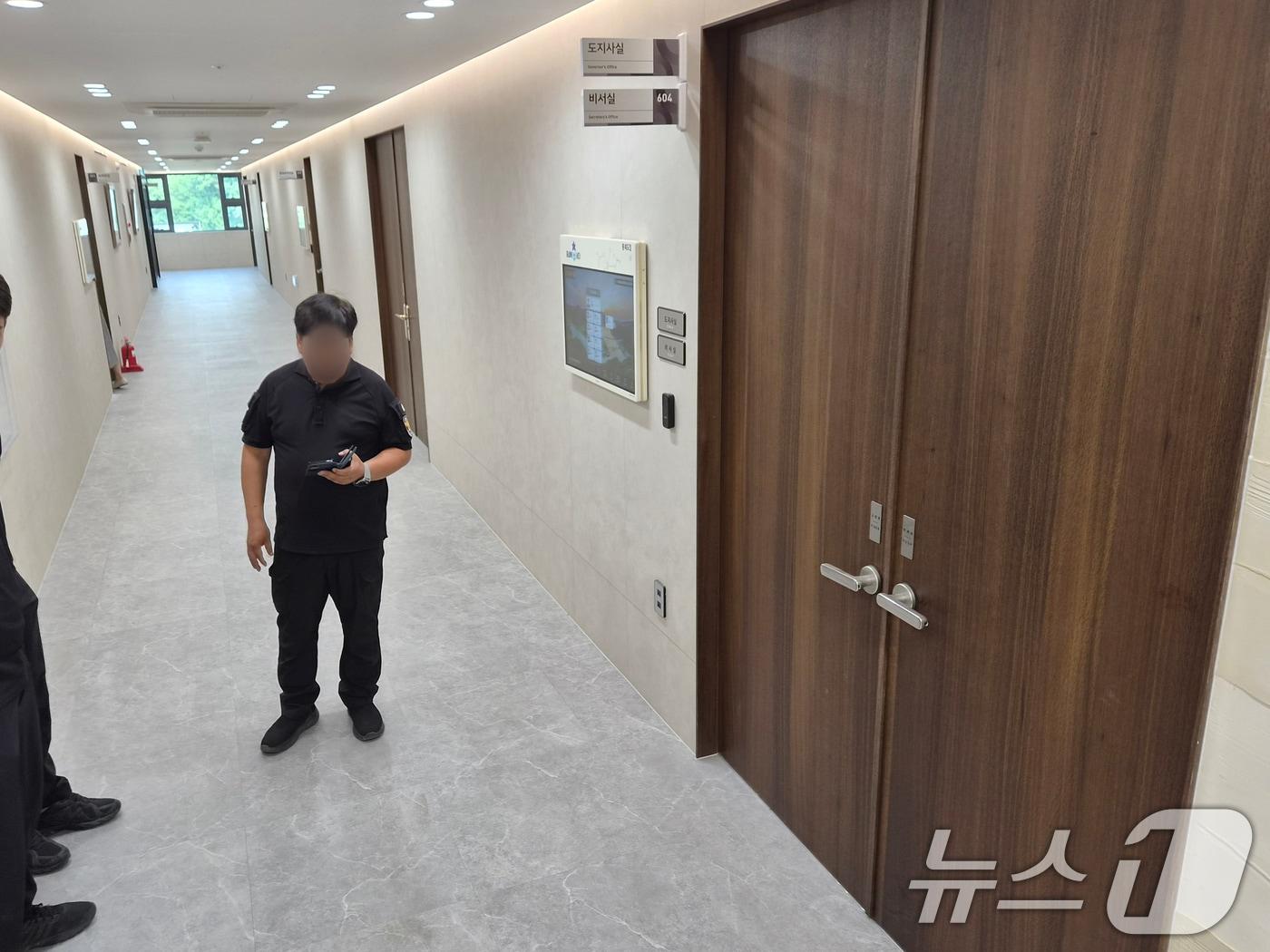 본문 이미지 - 고위공직자범죄수사처가 30일 부정한 금전거래 의혹을 받는 김영환 충북지사의 집무실을 압수수색하고 있다. 사진은 집무실 앞 모습. 2026.6.30 ⓒ 뉴스1 김용빈 기자