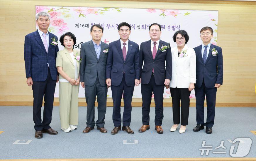 본문 이미지 - 계룡시는 30일 시청 대회의실에서 최재성 부시장 이임식과 퇴직 공무원 송별식을 개최했다.(계룡시 제공. 재판매 및 DB 금지)