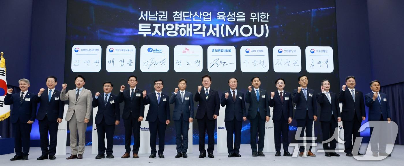 본문 이미지 - 이재명 대통령이 30일 광주 김대중 컨벤션센터에서 열린 서남권 첨단산업 발전비전 국민보고회에서 서남권 첨단산업 육성을 위한 투자양해각서를 마친 참석자들과 기념촬영을 하고 있다. (청와대통신사진기자단) 2026.6.30 ⓒ 뉴스1 허경 기자