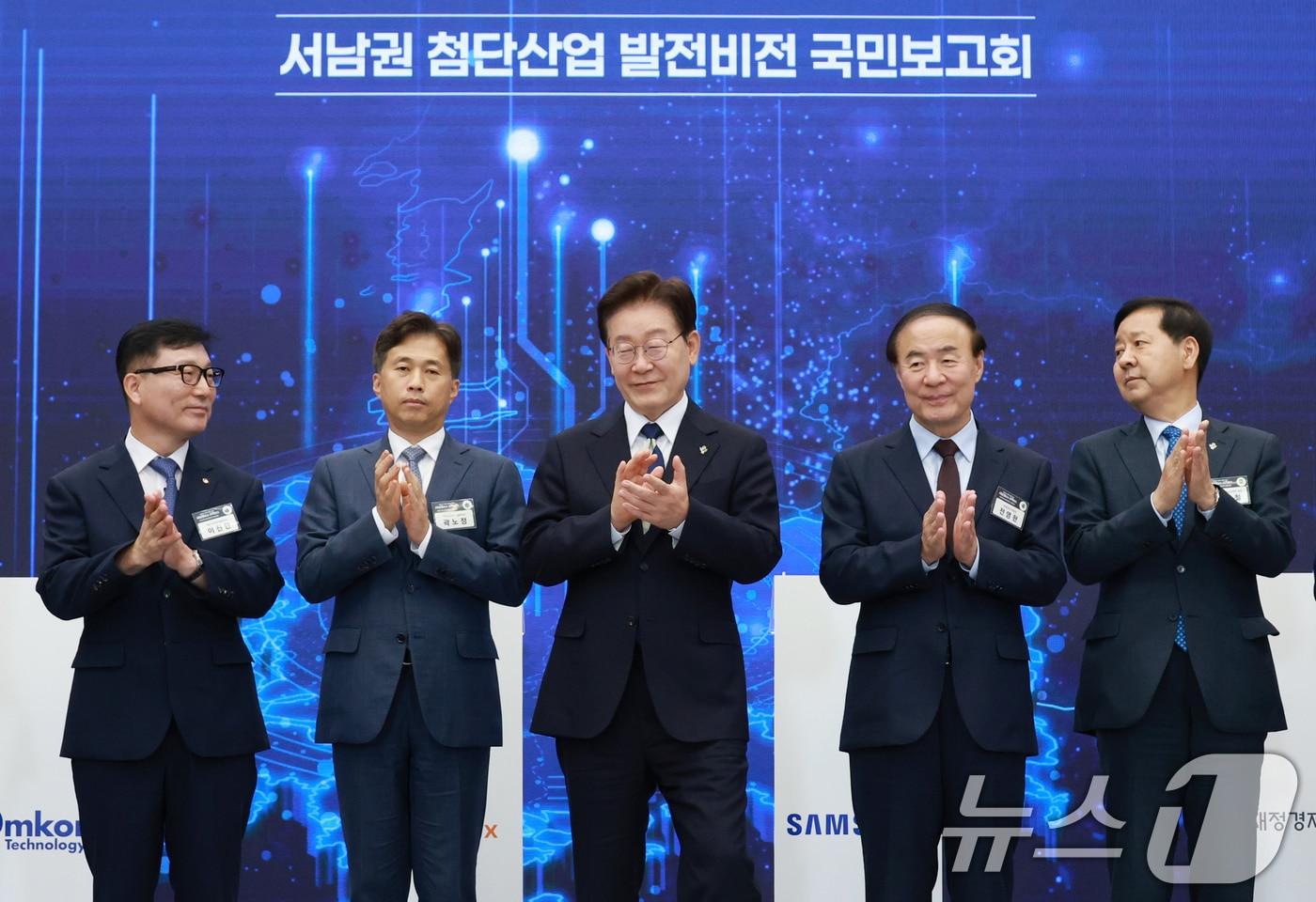 본문 이미지 - 이재명 대통령이 30일 광주 김대중 컨벤션센터에서 열린 서남권 첨단산업 발전비전 국민보고회에서 서남권 첨단산업 육성을 위한 투자양해각서를 마친 참석자들과 기념촬영을 하고 있다. 왼쪽부터 이진안 앰코테크놀로지코리아 대표, 곽노정 SK하이닉스 대표, 이재명 대통령, 전영현 삼성전자 부회장, 구윤철 부총리 겸 재정경제부 장관. (청와대통신사진기자단) 2026.6.30 ⓒ 뉴스1 허경 기자