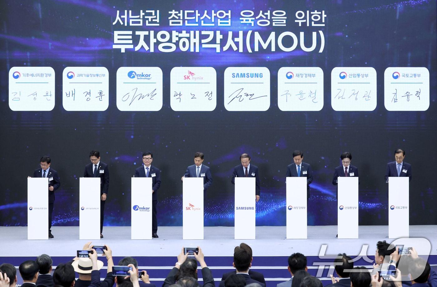 본문 이미지 - 광주 김대중 컨벤션센터에서 열린 서남권 첨단산업 발전비전 국민보고회에서 참석자들이 서남권 첨단산업 육성을 위한 투자양해각서에 서명하고 있다. 왼쪽부터 김성환 기후에너지환경부 장관, 배경훈 부총리 겸 과기정통부 장관, 이진안 앰코테크놀로지코리아 대표, 곽노정 SK하이닉스 대표, 전영현 삼성전자 부회장, 구윤철 부총리 겸 재정경제부 장관, 김정관 산업통상부 장관, 김윤덕 국토교통부 장관. (청와대통신사진기자단) 2026.6.30 ⓒ 뉴스1 허경 기자