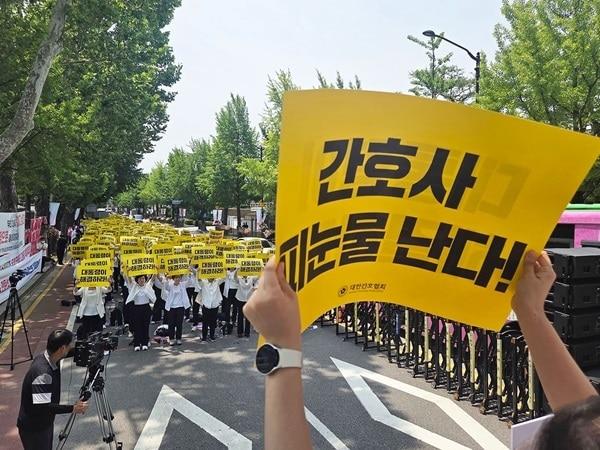 본문 이미지 - 대한간호협회 소속 간호사들이 30일 서울 청와대 분수대 앞에서 '진료지원 간호사 교육체계 정상화'를 촉구하며 손팻말을 들고 구호를 외치고 있다. (간협 제공)