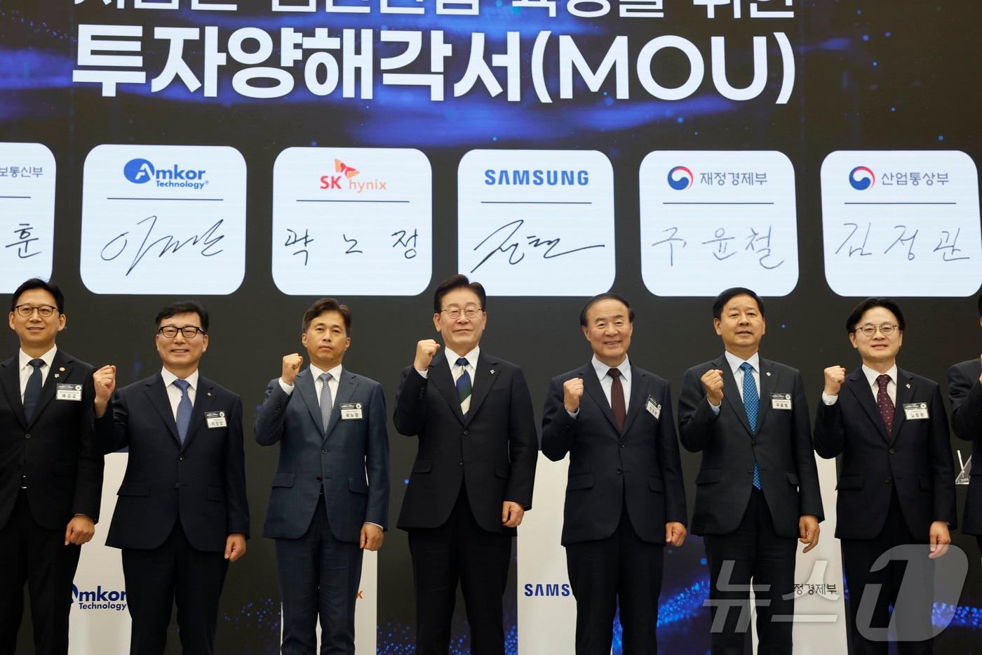 본문 이미지 - 이재명 대통령이 30일 광주 서구 김대중컨벤션센터에서 열린 '서남권 첨단산업 발전비전 국민보고회'에서  삼성전자, SK하이닉스, 앰코테크놀러지 관계자 등과 투자양해각서 서명 뒤 기념촬영을 하고 있다. 2026.6.30 ⓒ 뉴스1 광주전남사진기자단