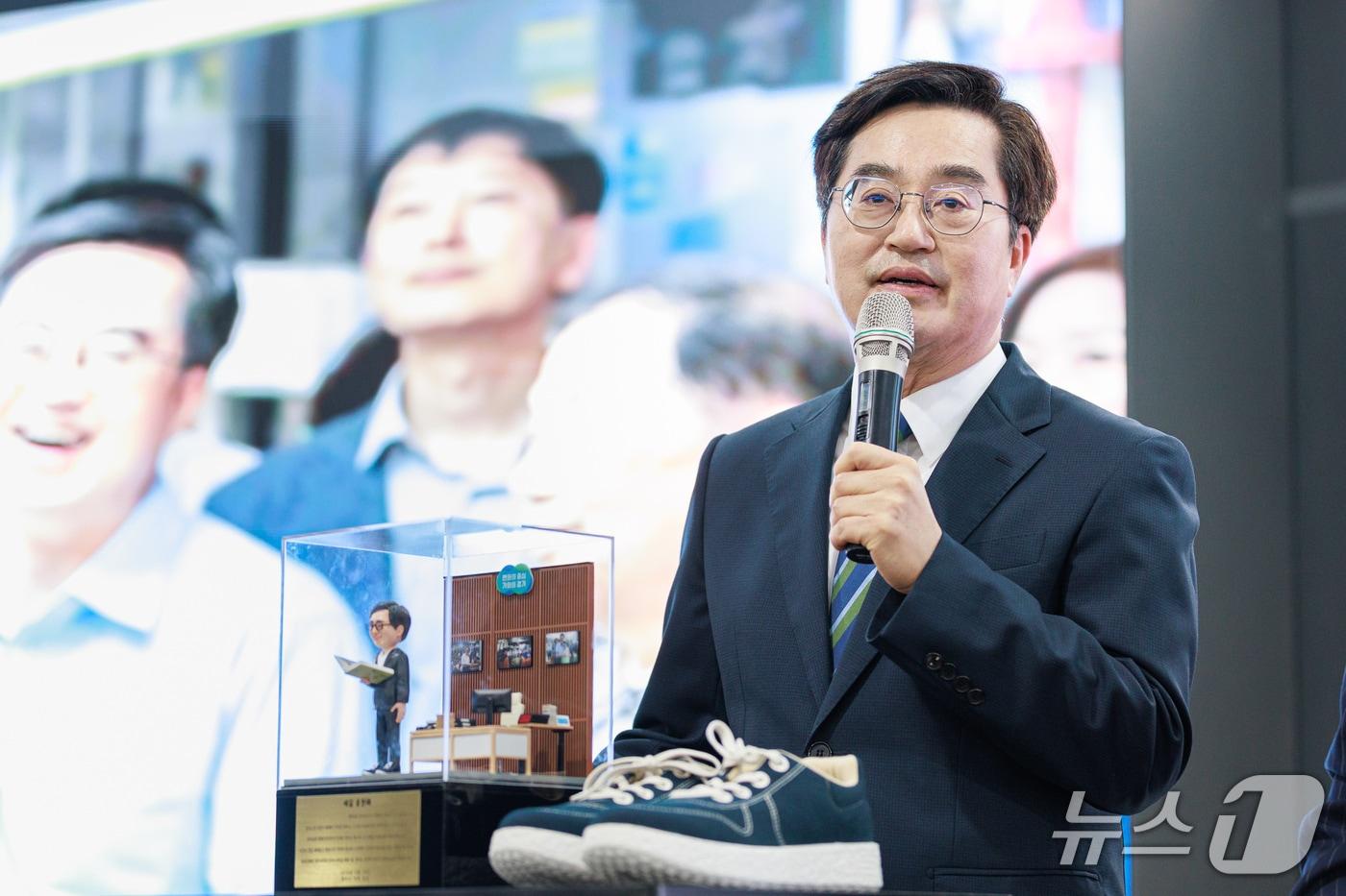 본문 이미지 - 30일 오후 경기도청 로비에서 김동연 경기도지사가 직원 순회인사를 마치고 인사말을 하고 있다.(경기도 제공. 재판매 및 DB금지)