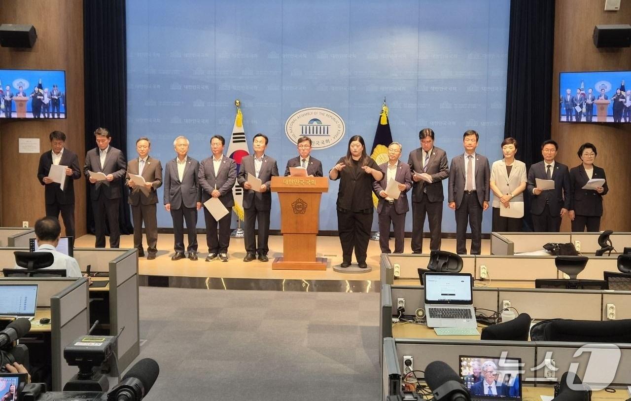 본문 이미지 - 전남·광주 국회의원들이  공동성명을 발표하고 있다.(민주당전남도당 제공, 재판매 및 DB 금지)/뉴스1