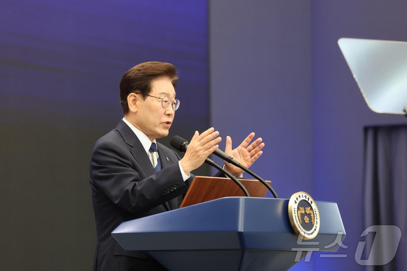 본문 이미지 - 이재명 대통령이 지난 30일 광주 서구 김대중컨벤션센터에서 열린 '서남권 첨단산업 발전비전 국민보고회'에서 축사를 하고 있다. 2026.6.30 ⓒ 뉴스1 광주전남사진기자단