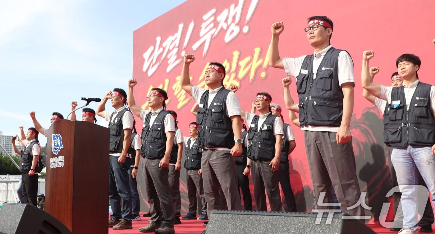 본문 이미지 - 현대차 노조 조합원들이 30일 현대차 울산공장에서 2026년 단체교섭 투쟁 승리를 위한 중앙쟁의대책위원회 출범식 및 전 조합원 결의대회를 하고 있다. 2026.6.30 ⓒ 뉴스1 조민주 기자