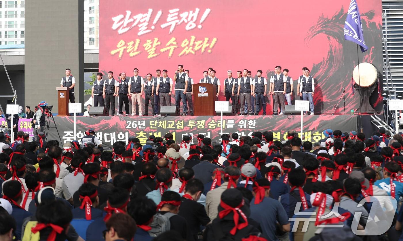 본문 이미지 - 현대차 노조 조합원들이 30일 현대차 울산공장에서 2026년 단체교섭 투쟁 승리를 위한 중앙쟁의대책위원회 출범식 및 전조합원 결의대회를 하고 있다. 2026.6.30 ⓒ 뉴스1 조민주 기자