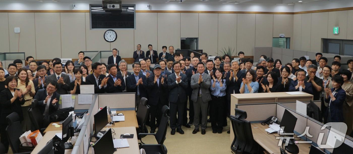 본문 이미지 - 전재수 부산시장 당선인과 '다시 뛰는 부산 위원회' 인수위원들이 30일 부산 상수도사업본부에서 열린 인수위원회 해단식에서 기념촬영을 하고 있다.2026.6.30 ⓒ 뉴스1 이주현 기자