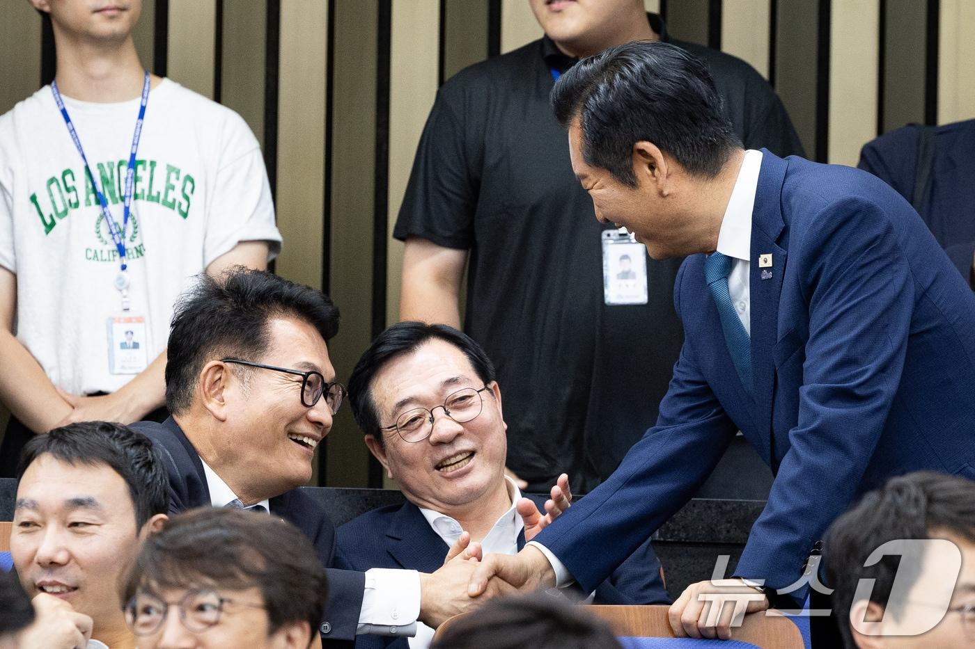 본문 이미지 - 정청래 전 더불어민주당 대표와 송영길 전 더불어민주당 대표가 30일 서울 여의도 국회에서 열린 의원총회에서 인사하고 있다. 2026.6.30 ⓒ 뉴스1 유승관 기자