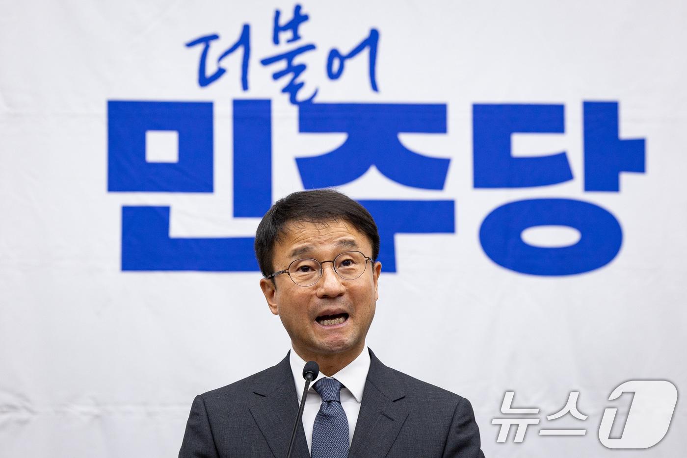 본문 이미지 - 한병도 더불어민주당 대표 직무대행 겸 원내대표가 30일 서울 여의도 국회에서 열린 의원총회에서 모두 발언을 하고 있다. 2026.6.30 ⓒ 뉴스1 유승관 기자