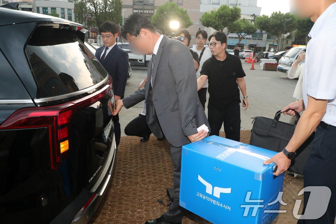 본문 이미지 - 고위공직자범죄수사처가 30일 김영환 충북지사 집무실을 압수수색 한 뒤 돌아가고 있다. 김 지사는 지역의 한 기업가와 부적절한 금전거래 의혹을 받는다. 2026.6.30 ⓒ 뉴스1 김용빈 기자