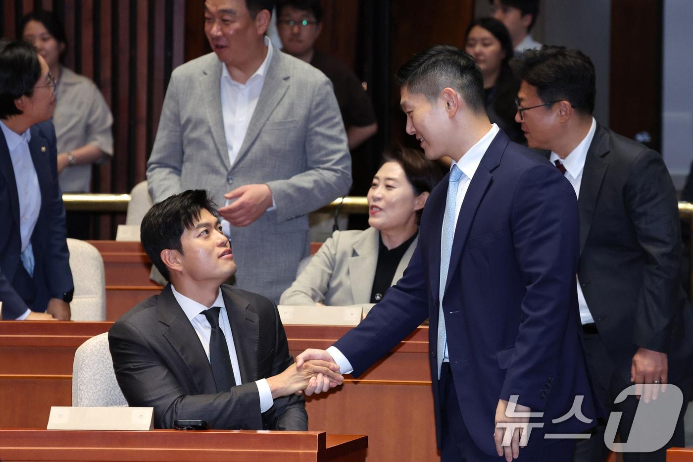 본문 이미지 - 지난 6월 30일 서울 여의도 국회에서 열린 국민의힘 의원총회에서 김용태 의원(왼쪽)과 김재섭 의원이 인사하고 있는 모습. 2026.6.30 ⓒ 뉴스1 신웅수 기자