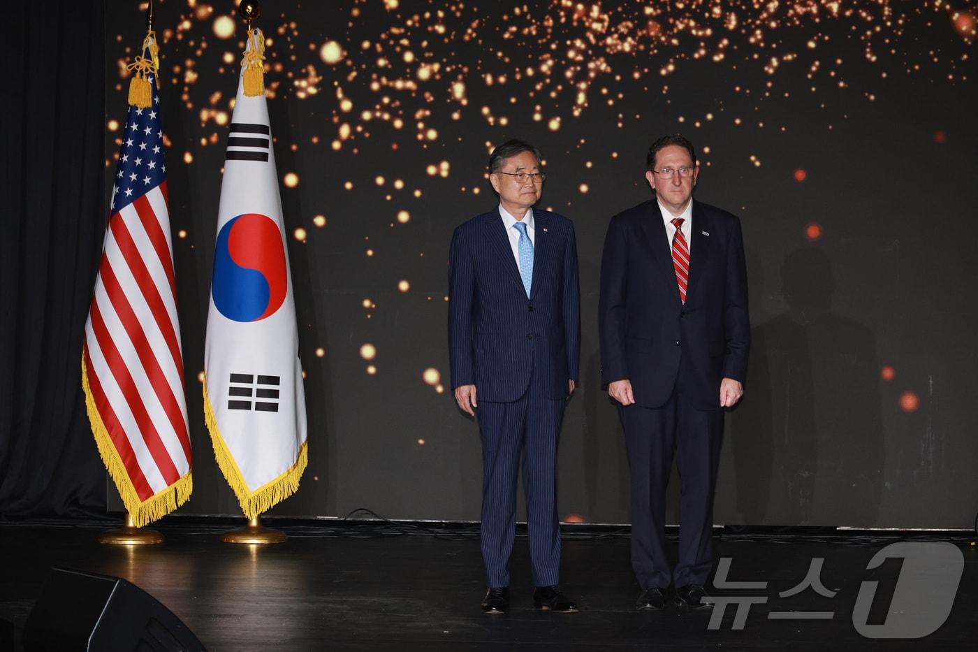 본문 이미지 - 조현 외교부장관(왼쪽)과 제임스 헬러 주한 미국대사대리가 지난달 30일 오후 서울 용산구 그랜드 하얏트 서울에서 열린 미국 독립기념일 행사에 참석하고 있다. 2026.6.30 ⓒ 뉴스1 사진공동취재단