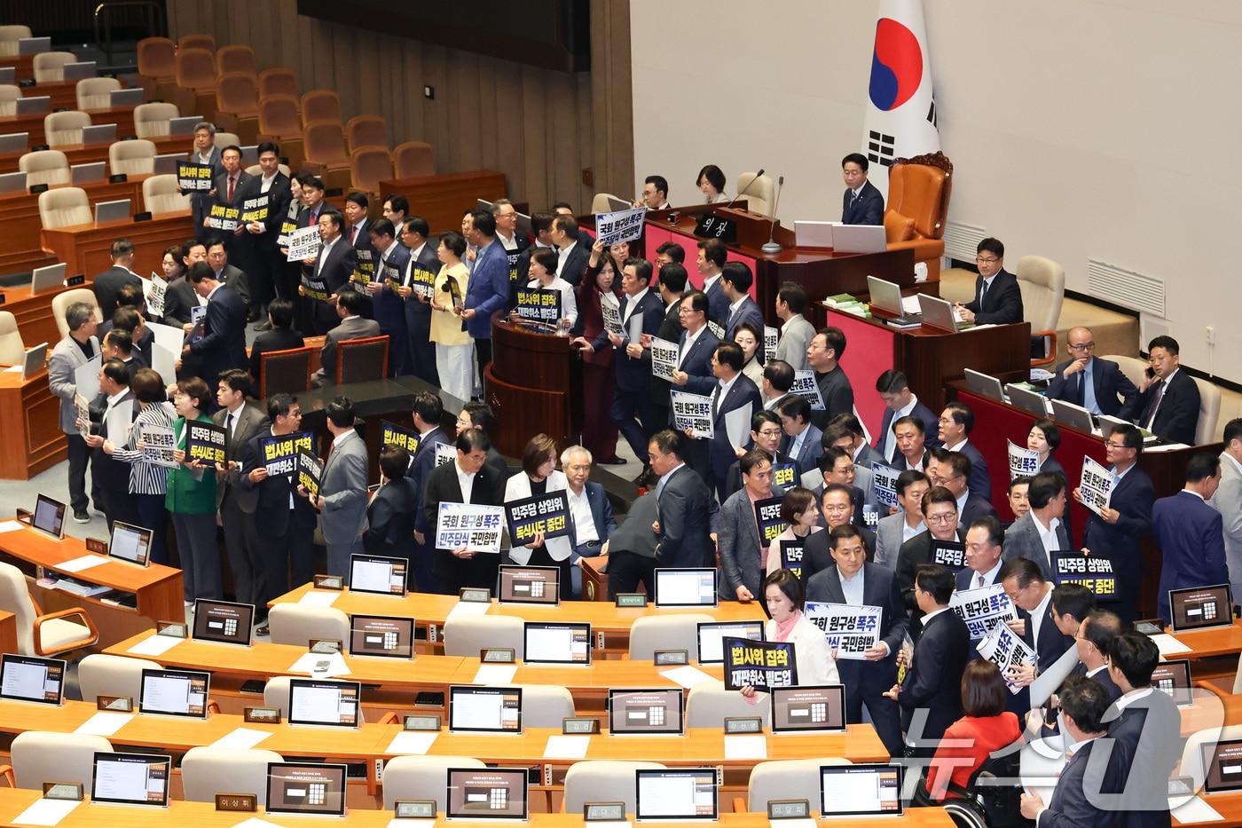 본문 이미지 - 30일 서울 여의도 국회에서 열린 제436회 국회(임시회) 제4차 본회의에서 국민의힘 의원들이 여당 단독 원구성에 반대하는 피켓 시위를 하고 있다. 2026.6.30 ⓒ 뉴스1 신웅수 기자