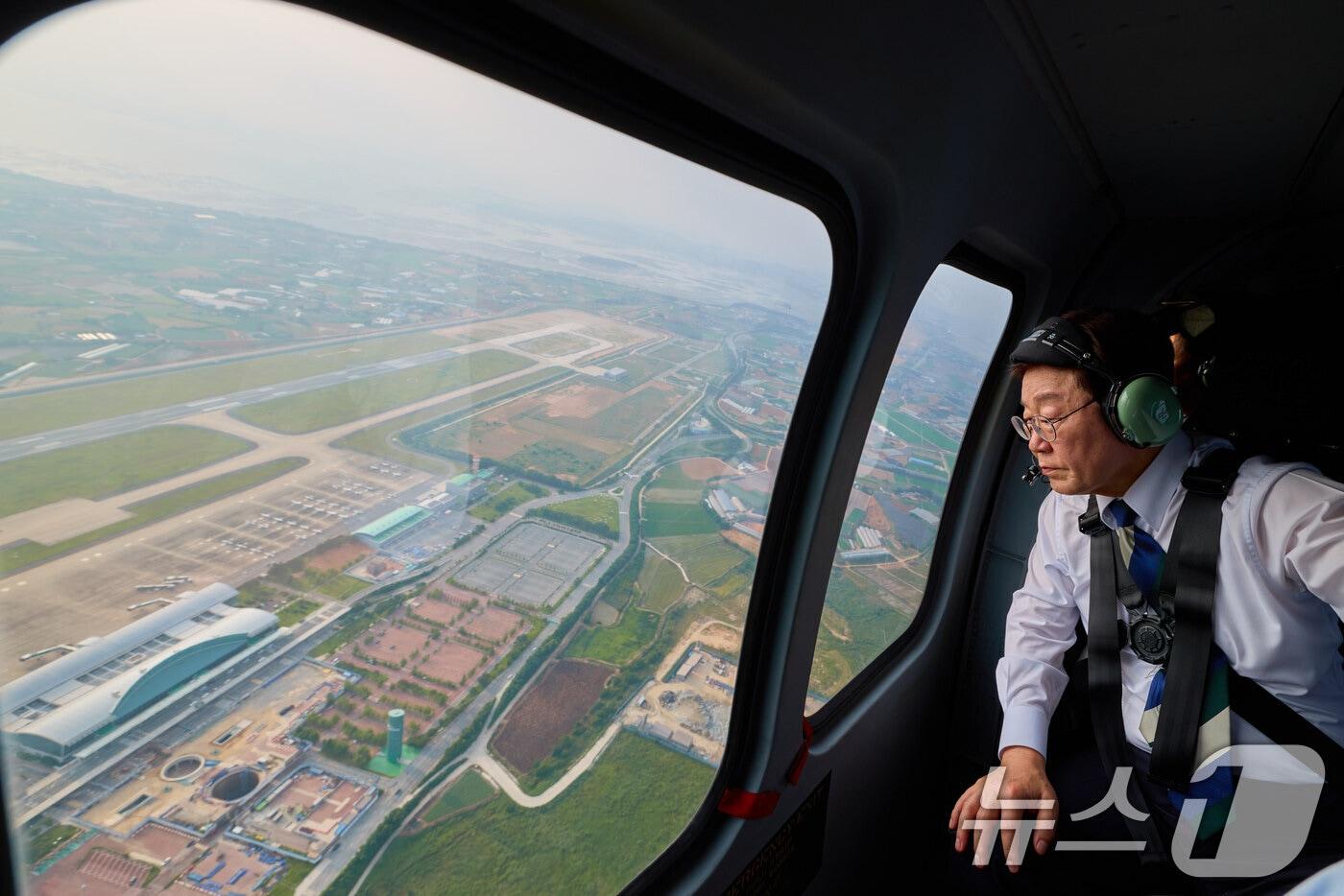 본문 이미지 - 이재명 대통령이 30일 항공 시찰 중 무안공항 항로를 바라보고 있다. (청와대 제공. 재판매 및 DB 금지) 2026.6.30 ⓒ 뉴스1 이재명 기자