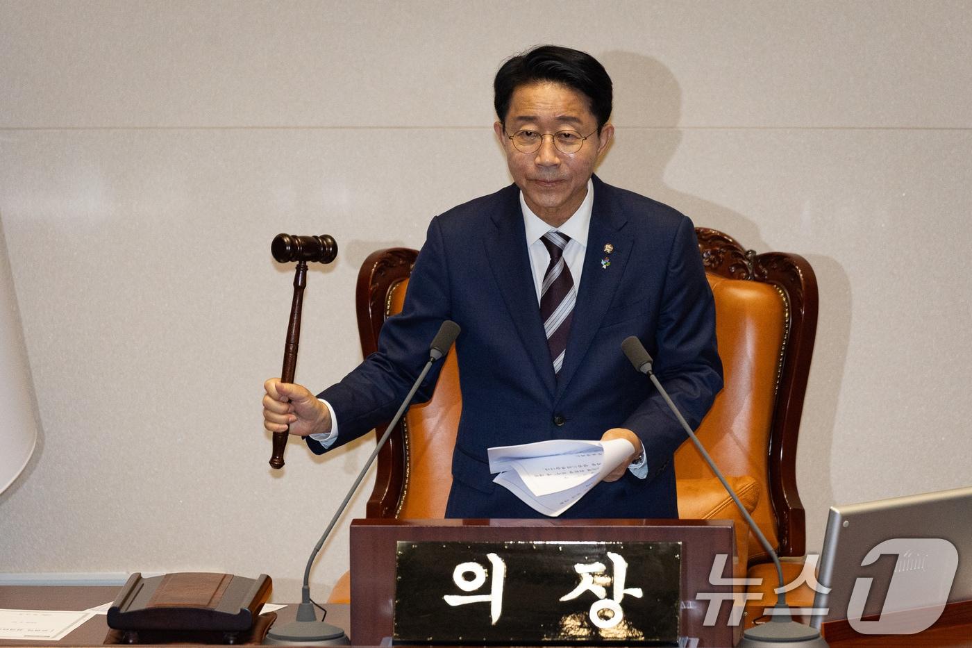 본문 이미지 - 조정식 국회의장이 30일 서울 여의도 국회에서 열린 제436회 국회(임시회) 제4차 본회의에서 의사봉을 두드리고 있다. 2026.6.30 ⓒ 뉴스1 유승관 기자
