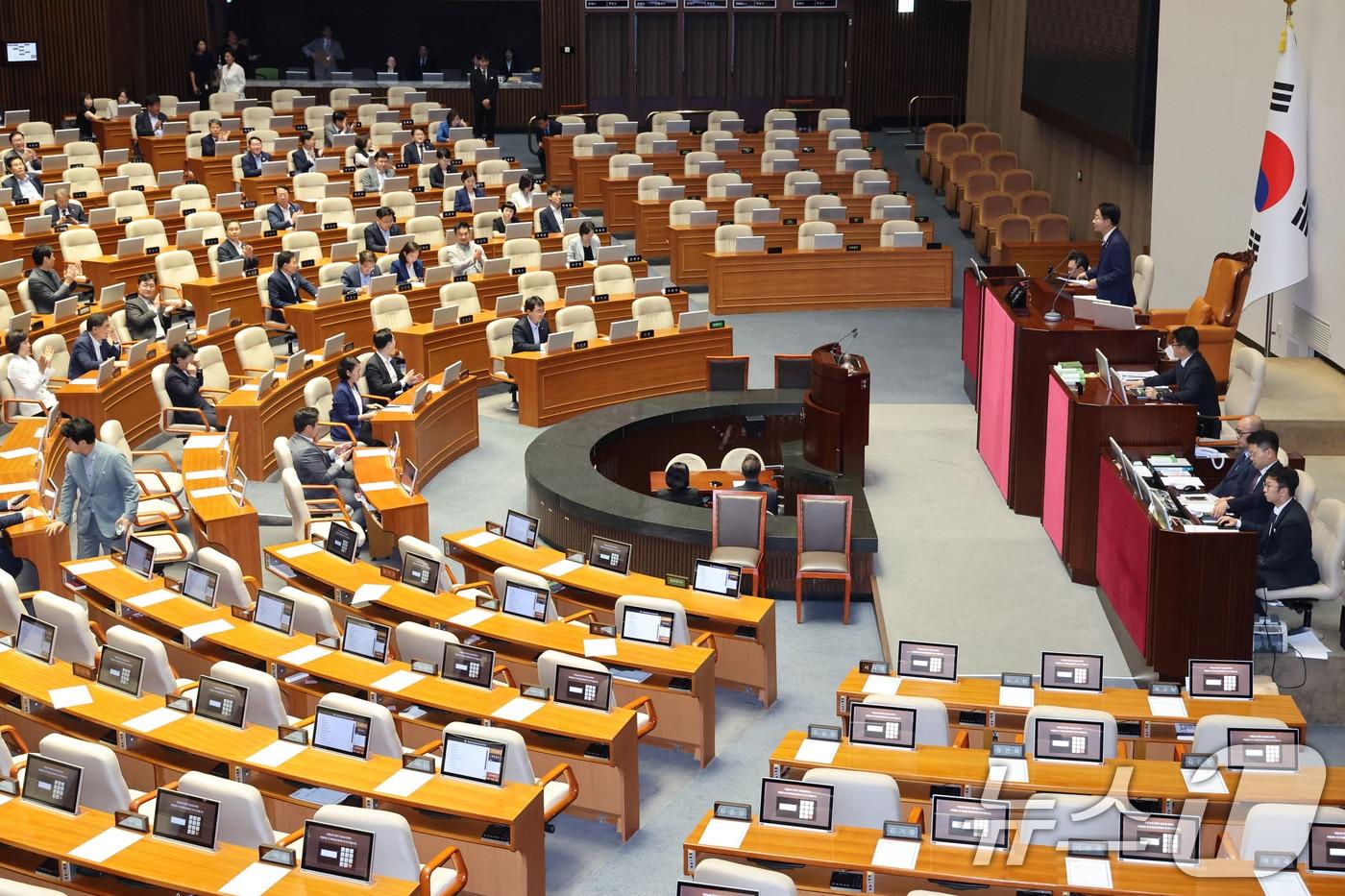 본문 이미지 - 30일 서울 여의도 국회에서 열린 제436회 국회(임시회) 제4차 본회의에서 국무총리(한성숙) 임명동의안이 가결되고 있다. ⓒ 뉴스1 신웅수 기자