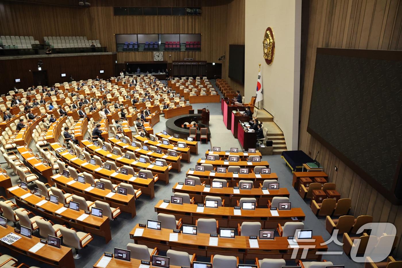 본문 이미지 - 지난달 30일 서울 여의도 국회에서 열린 제436회 국회(임시회) 제4차 본회의에서 국무총리(한성숙) 임명동의안이 가결되고 있다.  ⓒ 뉴스1 신웅수 기자
