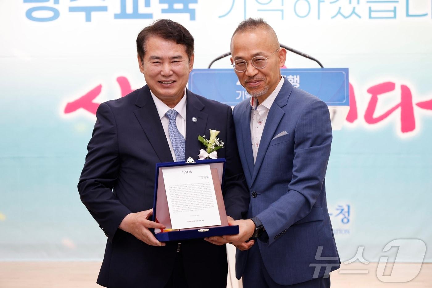 본문 이미지 - 이정선 광주시교육감이 30일 시교육청에서 이임식을 갖고 최승복 부교육감과 사진을 찍고 있다.(광주시교육청 제공. 재배포 및 DB 금지)