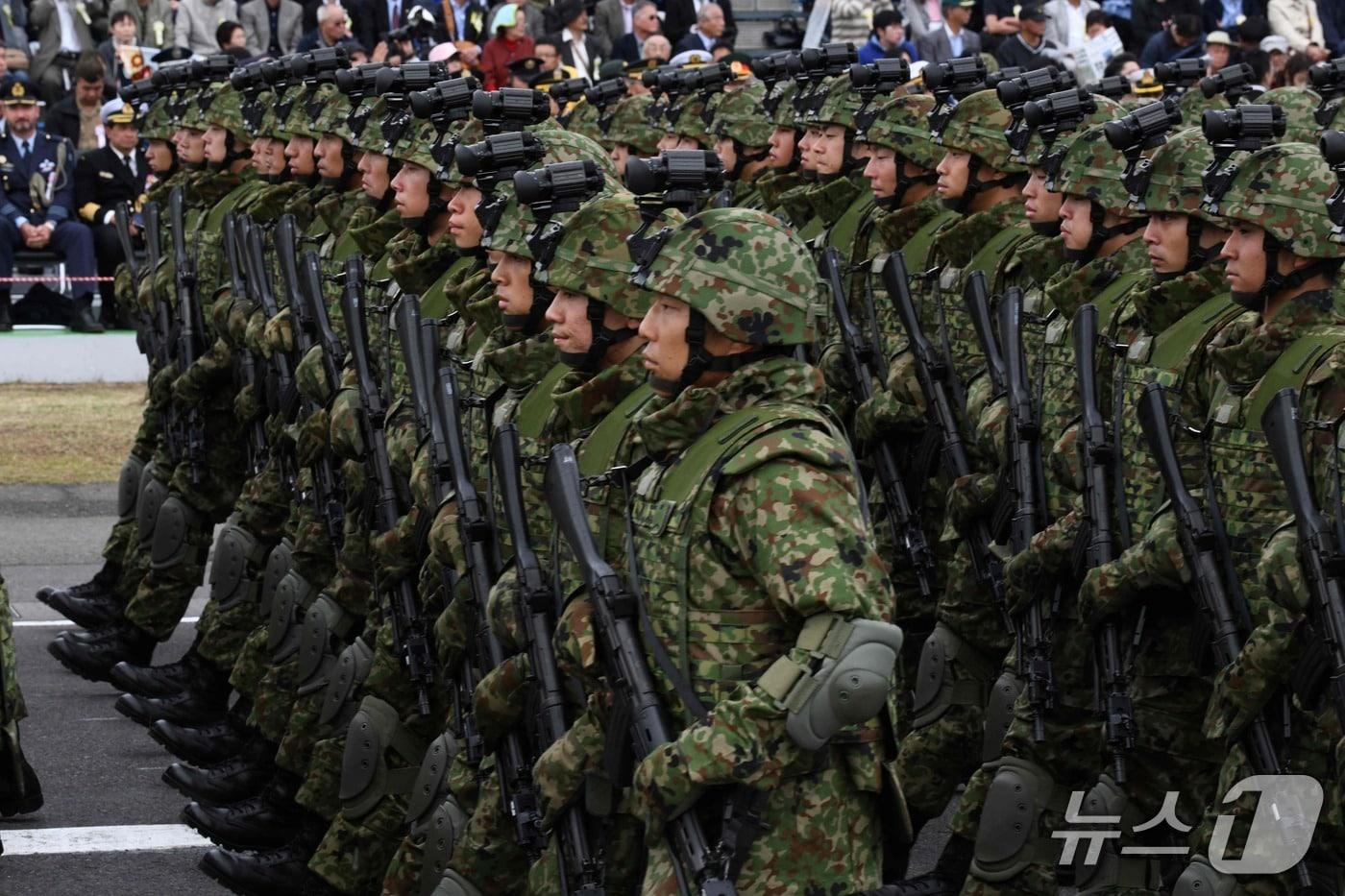 본문 이미지 - 일본 사이타마현 아사카 훈련장에서 열린 자위대 사열식 모습. 2018.10.14 ⓒ AFP=뉴스1