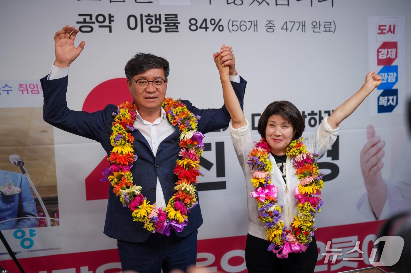 본문 이미지 - 진병영 함양군수 후보가 4일 당선이 확정되자 당선 세러머니를 하고 있다(진 후보 캠프 제공. 재판매 및 DB금지).