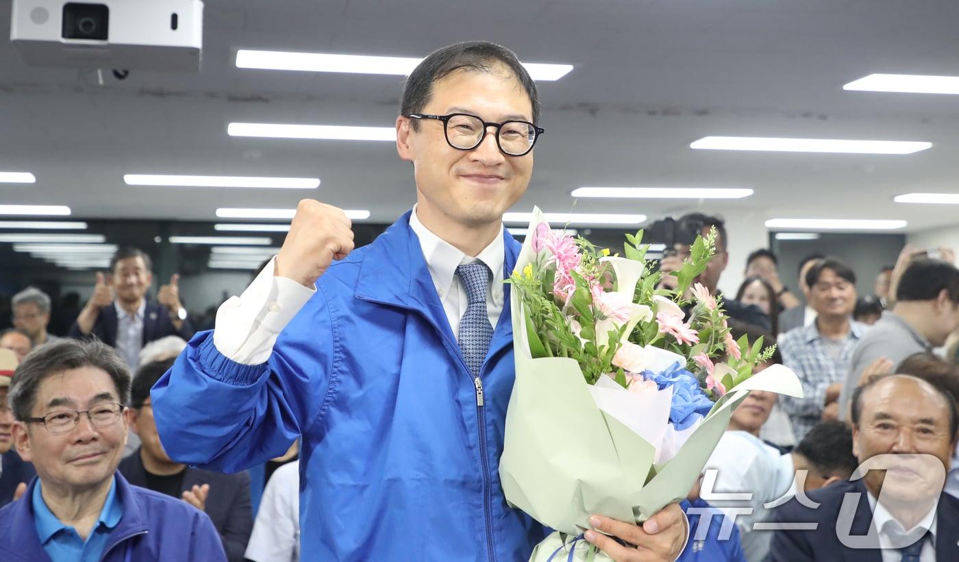 본문 이미지 - 김상욱 더불어민주당 울산시장 후보가 3일 오후 울산 남구에 마련된 자신의 선거캠프에서 당선이 확실시 되자 꽃다발을 들고 환호하고 있다. 2026.6.4 ⓒ 뉴스1 조민주 기자