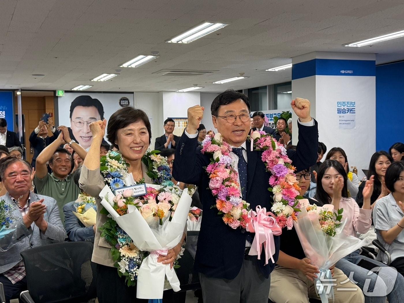 본문 이미지 - 6.3 서울시교육감 선거 진영 단일 후보인 정근식 후보가 3일 서울 종로구 선거 사무소에서 당선 유력 기념 사진을 촬영하고 있다./뉴스1 ⓒ News1 조수빈 기자