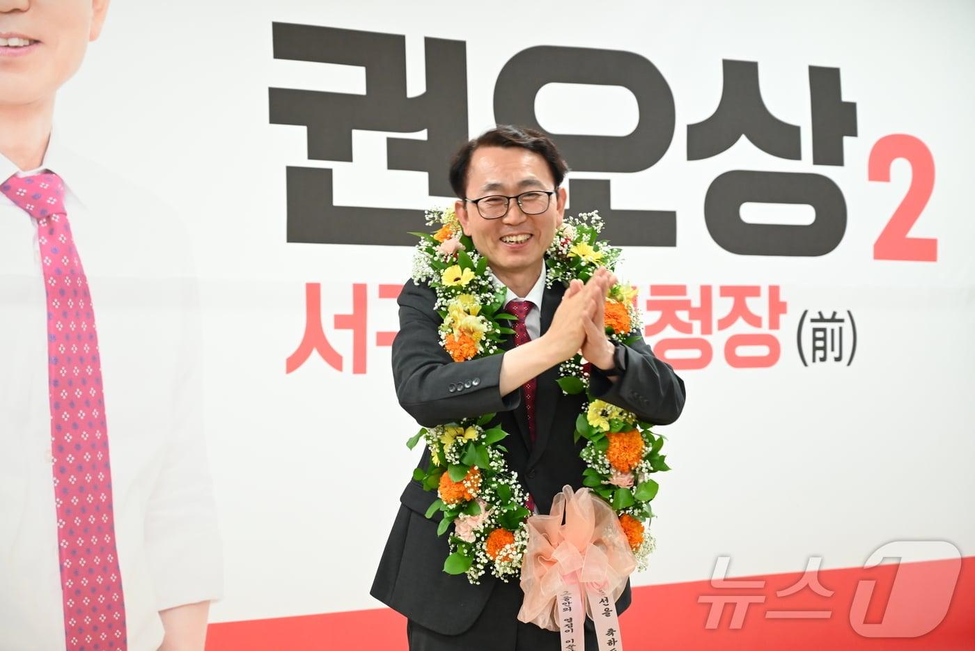 본문 이미지 - 권오상 대구 서구청장 후보가 4일 당선이 유력해지자 축하 꽃목걸이를 받고 기뻐하고 있다. (권오상 후보 캠프 제공. 재판매 및 DB 금지) 2026.6.4 ⓒ 뉴스1 남승렬 기자