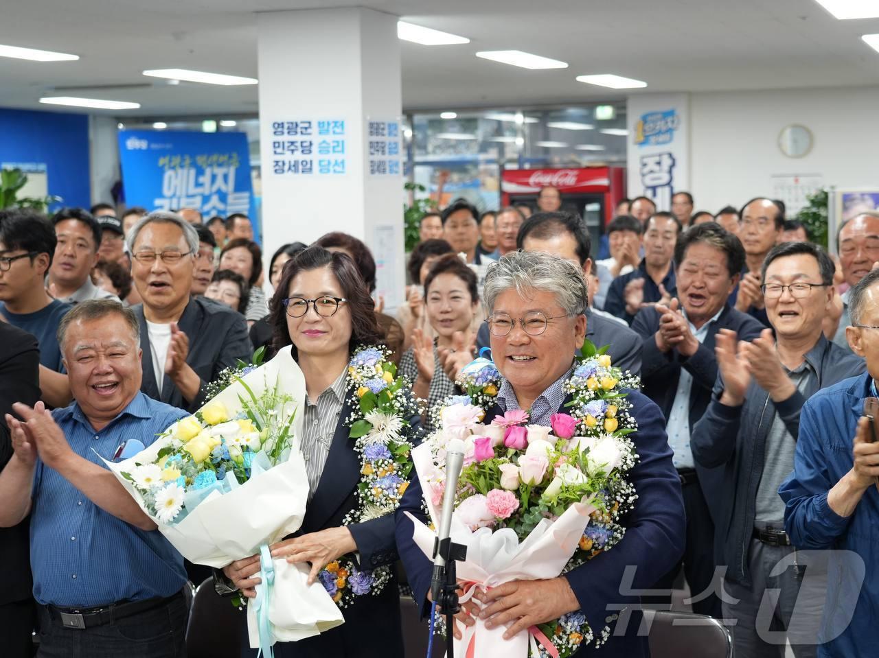 본문 이미지 - 장세일 더불어민주당 영광군수 후보가 6·3지방선거에서 당선이 확실시되자 배우자와 꽃목걸이를 걸고 환호하고 있다.(장세일 캠프 제공. 재배포 및 DB 금지)